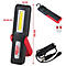 Zwarte en rode LED werklamp met geel licht, beugel, oplaadkabel. Opschrift: KS TOOLS 150.4495.